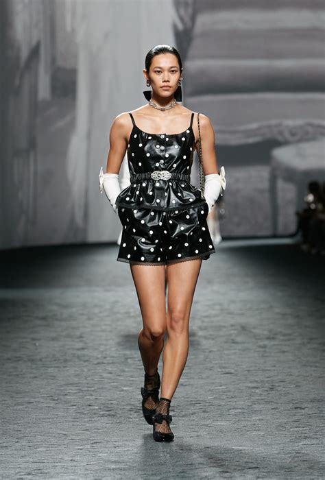 defile chanel ete 2023|Chaque look Chanel de la collection Haute Couture Printemps .